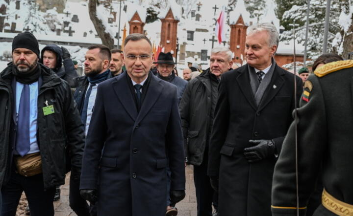  Prezydent RP Andrzej Duda (C) i prezydent Litwy Gitanas Nauseda (P) na ceremonii upamiętniającej rocznicę Powstania Styczniowego na Cmentarzu na Rossie w Wilnie / autor: PAP/ Waldemar Doveiko