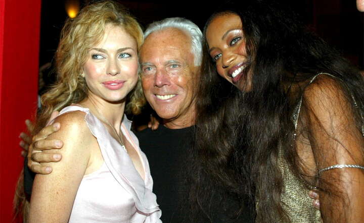 Giorgio Armani (C) ze swoimi modelkami na zdjęciu z 2002 roku / autor: PAP/ EPA/DANILO SCHIAVELLA