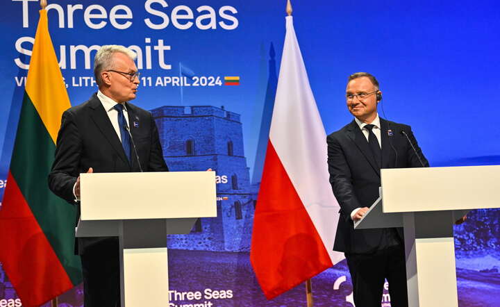  Prezydent RP Andrzej Duda (z prawej) i prezydent Litwy Gitanas Nauseda po szczycie Inicjatywy Trójmorza w Wilnie / autor: PAP/Valdemar Doveiko