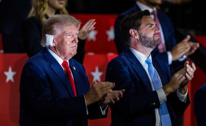 Donald Trump (L) i JD Vance na konwencji wyborczej Republikanów w Milwaukee (Wisconsin, USA) / autor: PAP/EPA/JIM LO SCALZO 