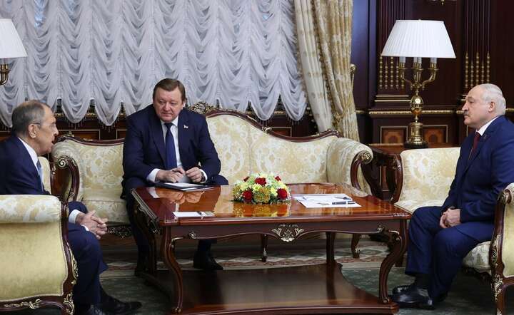 Szef rosyjskiej dyplomacji Siergiej Ławrow u białoruskiego prezydenta Aleksandra Łukaszenki / autor: BELARUS PRESIDENT PRESS SERVICE/EPA/PAP 