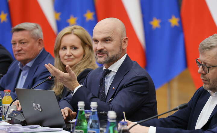 Pełnomocnik przedsiębiorców ds. deregulacji Rafał Brzoska (2P) podczas spotkania członków rządu z przedstawicielami strony społecznej w sprawie deregulacji w Kancelarii Prezesa Rady Ministrów / autor: PAP/Paweł Supernak