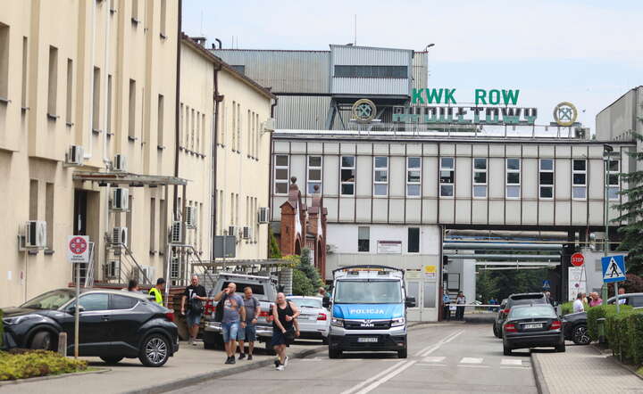 Policja przed wejściem na teren kopalni, w której doszło do wstrząsu / autor: PAP/Michał Meissner