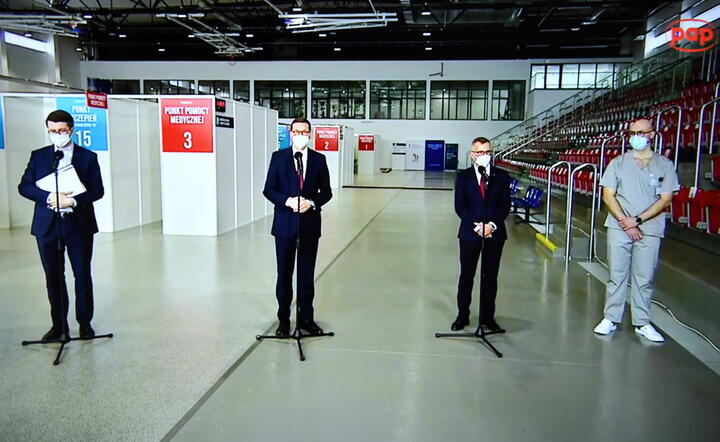premier Mateusz Morawiecki podczas konferencji prasowej w Narodowym Punkcie Szczepień w Gdańsku / autor: fotoserwis PAP