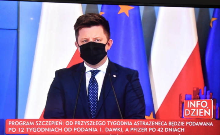 Szef KPRM Michał Dworczyk podczas transmisji konferencji prasowej z siedziby KPRM w Warszawie, 4 bm. / autor: PAP/Radek Pietruszka