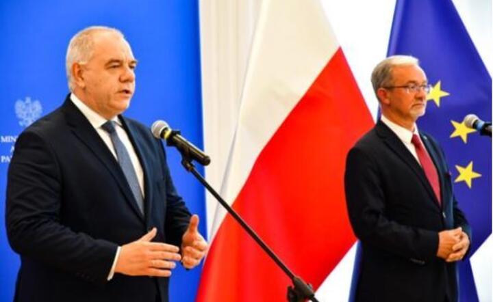 Jacek Sasin i Jerzy Kwieciński podczas konferencji prasowej  / autor: MAP