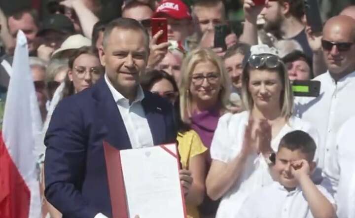 Prezydent Karol Nawrocki podczas spotkania z rolnikami w miejscowości Krąpiel w woj. zachodniopomorskim podpisał projekt ustawy o ochronie polskiej wsi / autor: X / @prezydentpl
