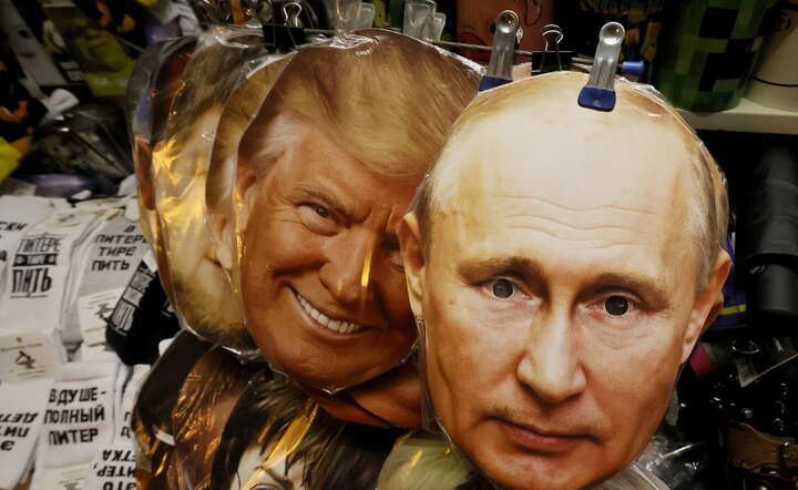 Gadżety-maski z podobiznami Władimira Putina i Donalda Trumpa sprzedawane turystom na ulicach Moskwy / autor: PAP/EPA/ANATOLY MALTSEV  