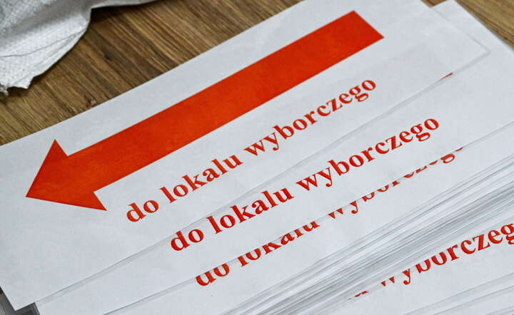 Materiały wyborcze dla członków obwodowych komisji wyborczych / autor: PAP/Darek Delmanowicz