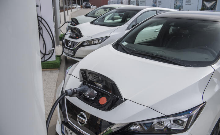W szybkiej stacji ładowania w ciągu 20 minut można 40 proc. załadować baterię Leafa. / autor: Nissan