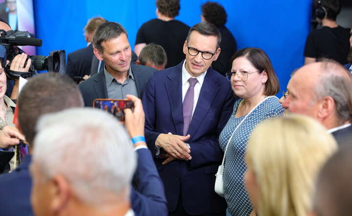 Wybory do Parlamentu Europejskiego 2024. Poseł Mateusz Morawiecki (C) w sztabie wyborczym Prawa i Sprawiedliwości / autor: PAP/Rafał Guz