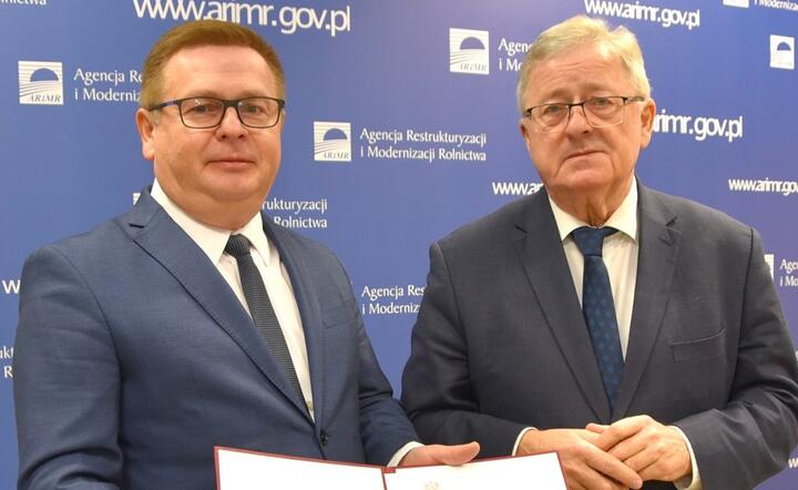 Wojciech Legawiec, nowy prezes ARiMR (L) i minister rolnictwa i rozwoju wsi Czesław Siekierski (P) / autor: materiały prasowe ARiMR
