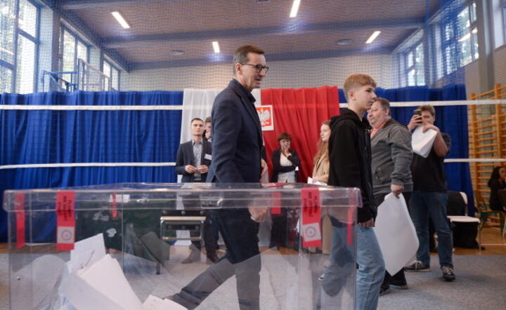  Premier Mateusz Morawiecki (C-L) oddał głos w lokalu wyborczym przy ulicy Spartańskiej w Warszawie / autor: PAP/MArcin Obara
