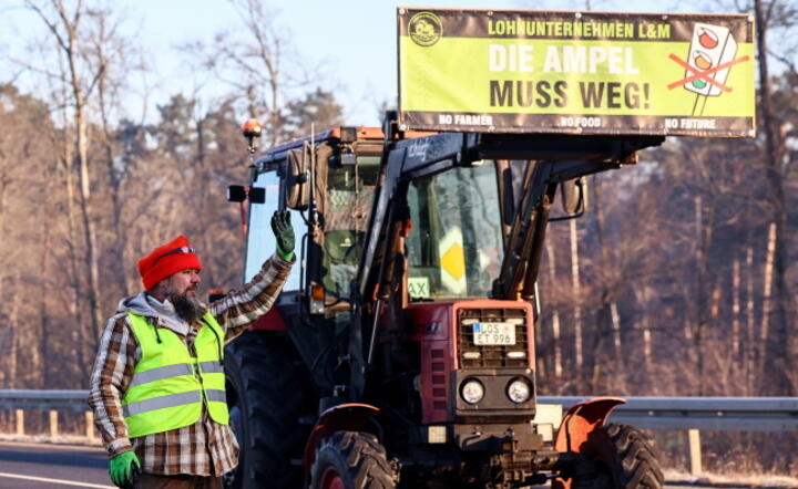 Traktor protestujących z transparentem: "Ten rząd musi odejść" na autostradzie A12 / autor: PAP/EPA/FILIP SINGER