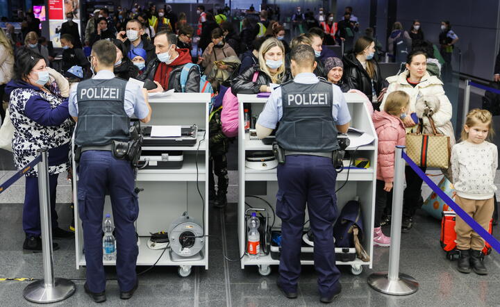 Uchodźcy w Ukrainy na lotnisku we Frankfurcie / autor: PAP/EPA