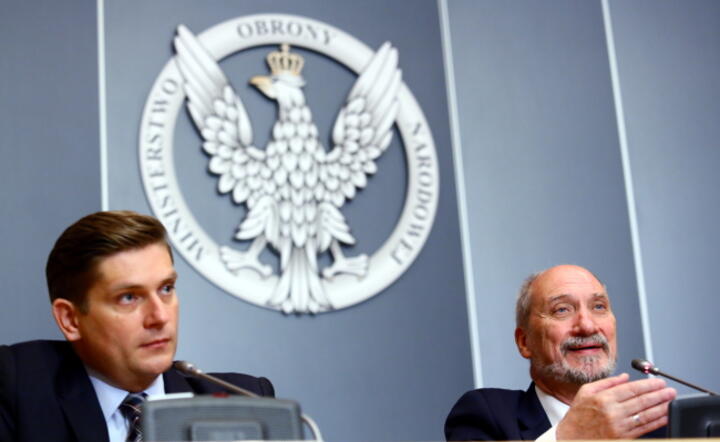 Minister obrony narodowej Antoni Macierewicz i sekretarz stanu w MON Bartosz Kownacki podczas konferencji prasowej, fot. PAP/Leszek Szymański (4)