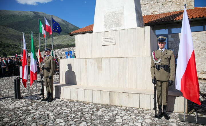  Warta honorowa polskich żołnierzy przed pomnikiem 6. Pułku Pancernego im. Dzieci Lwowskich w miejscowości Piedimonte San Germano koło Monte Cassino / autor: PAP/Albert Zawada