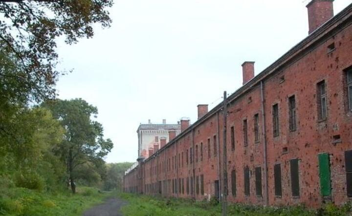 Widok ogólny koszar obronnych Twierdzy Modlin. Zdjęcie wykonał Zbigniew Strucki/Wikipedia