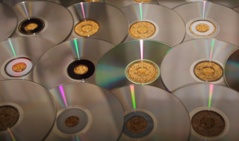 Rynek muzyczny w Polsce: wciąż chętnie kupujemy CD