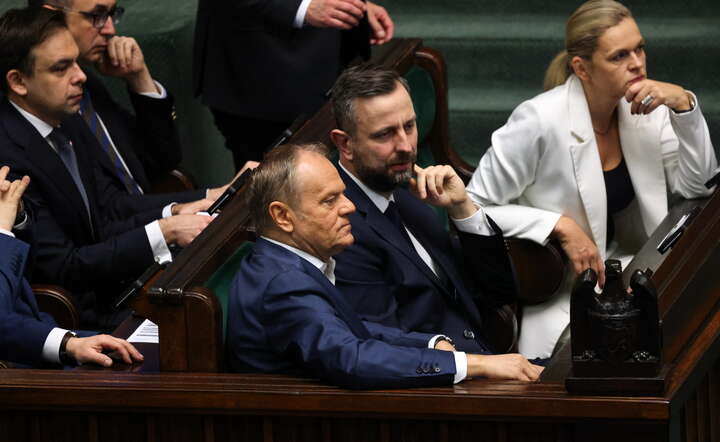 Premier Donald Tusk (L), minister obrony narodowej Władysław Kosiniak-Kamysz (C) i minister edukacji Barbara Nowacka (P) na sali obrad Sejmu / autor: PAP/Albert Zawada