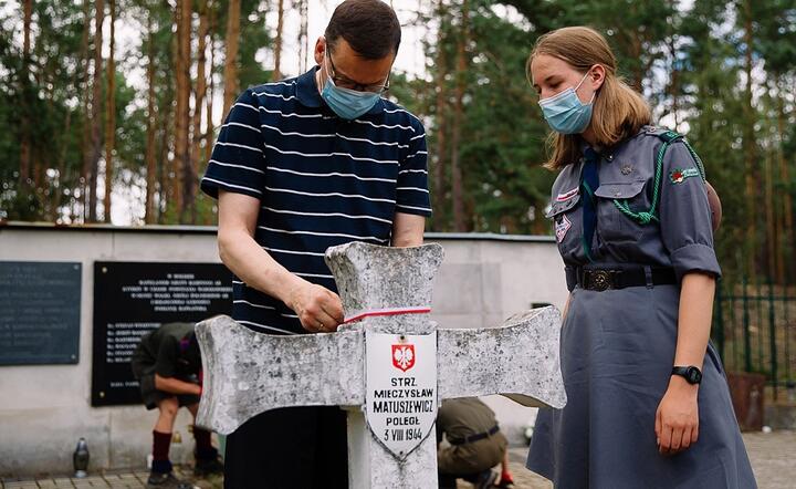 Szef rządu w przeddzień 76. rocznicy wybuchu Powstania Warszawskiego - jak informowała KPRM - odwiedził cmentarz w Wierszach / autor: facebook.com/MorawieckiPL