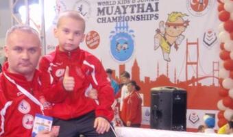 Mały-wielki człowiek: Ma 11 lat, jest mistrzem sportów walki. Żyje w biedzie. Pomóc w jego karierze mógłby wyjazd do Malezji, ale resort sportu nie chce go wesprzeć