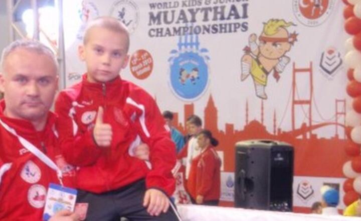 Mały mistrz Borys Mikołajczyk z trenerem Robertem Karpińskim. fot. SSW Warrior 