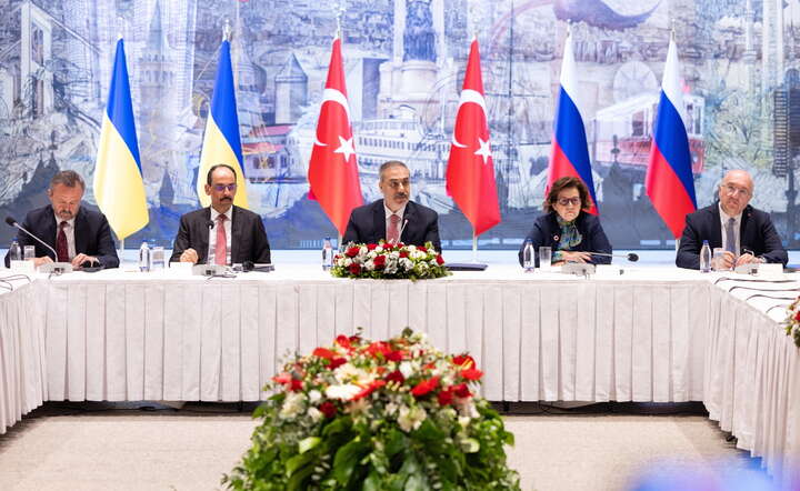 Rozmowy delegacji Ukrainy i Rosji zorganizowane w Turcji / autor: PAP/EPA/TURKISH FOREIGN MINISTER OFFICE 