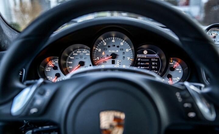 Do 2025 r. przynajmniej połowa schodzących z linii Porsche ma już być zaopatrzona w silniki elektryczne / autor: Pixabay