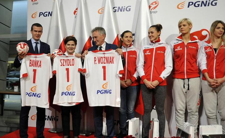 Premier Beata Szydło, minister sportu Witold Bańka i prezes PGNiG Piotr Woźniak z polskimi zawodniczkami, fot. materiały prasowe PGNIG