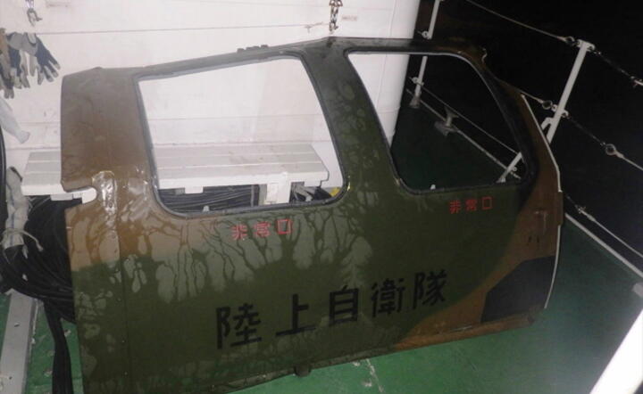 Część zaginionego helikoptera na morzu u wybrzeży wyspy Miyako, prefektura Okinawa. / autor: PAP/EPA/Japan Coast Guard 11th Regional Headquarters HANDOUT