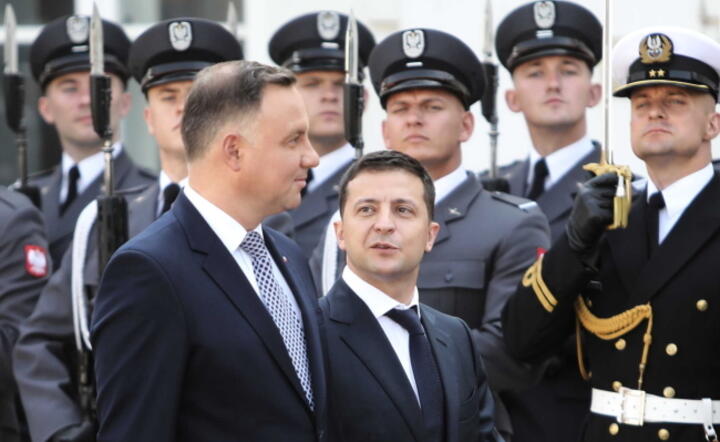 Prezydent RP Andrzej Duda (C-L) i prezydent Ukrainy Wołodymyr Zełenski (C-P) podczas oficjalnego powitania na dziedzińcu Pałacu Prezydenckiego / autor:  PAP/Wojciech Olkuśnik