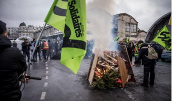 W Paryżu znów gaz na ulicach. Nie dla reformy emerytalnej