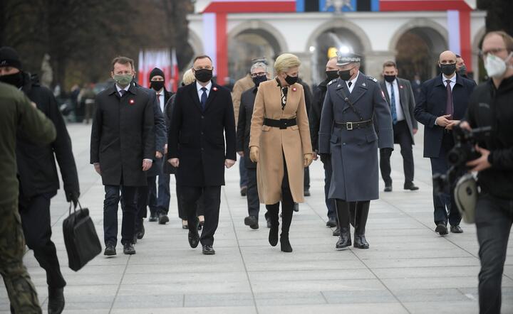 Andrzej Duda z żoną, Mariusz Błaszczak i gen. Robert Głąb  / autor: PAP