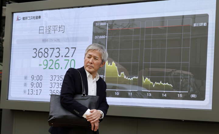 W godzinach porannych w oczekiwaniu na cła z USA potężną, czteroprocentową przecenę w Azji notuje Nikkei / autor: PAP/ EPA/FRANCK ROBICHON