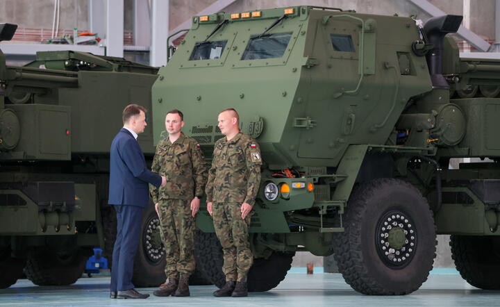 Mariusz Błaszczak w  1. Bazie Lotnictwa Transportowego w Warszawie / autor: PAP