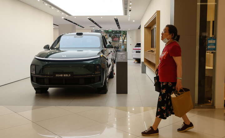 Elektryczne auto NIO L9 - SUV chińskiej produkcji na ekspozycji w centrum handlowym w Pekinie / autor: PAP/ EPA/WU HAO