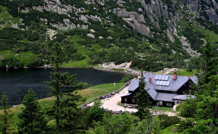 Schronisko PTTK im. Waldemara Siemaszki nad Małym Stawem w Karkonoszach / autor: Pixabay