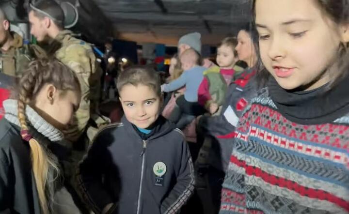 Mariupol/Dzieci w podziemiach zakładów Azowstal / autor: youtube.com/Pułk Azow