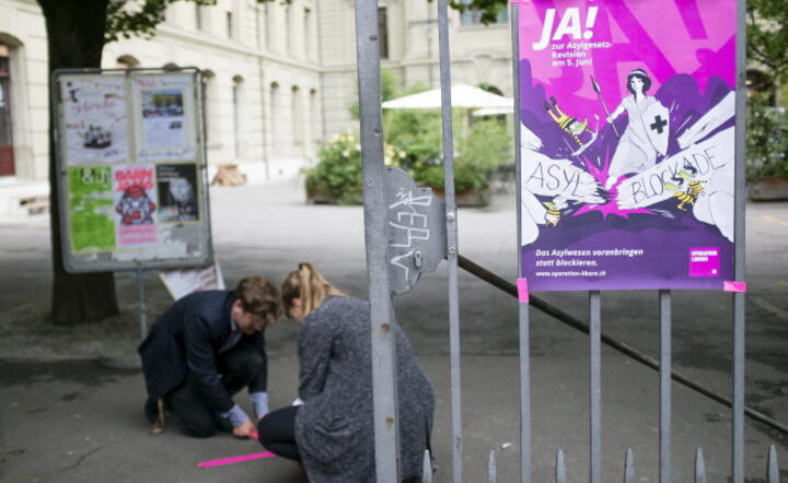 Kampania przed niedzielnym referendum, w którym Szwajcarzy rozstrzygnąm.in.  kwestię "dochodu podstawowego", fot. PAP/EPA/MANUEL LOPEZ 