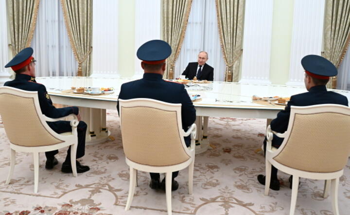Prezydent Rosji Władimir Putin spotyka się z żołnierzami zaangażowanymi w wojnę w Ukrainie. Kreml, Moskwa, 29 września 2023 r. / autor: PAP/EPA/PAVEL BEDNYAKOV/SPUTNIK/KREMLIN POOL
