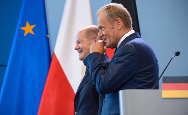Premier Donad Tusk (P) oraz kanclerz Niemiec Olaf Scholz (L) po zakończeniu konferencji prasowej w siedzibie Kancelarii Prezesa Rady Ministrów w Warszawie, 2 bm. Premier RP i kanclerz Niemiec przewodniczyli pierwszym od 2018 r. polsko-niemieckim konsultacjom międzyrządowym. / autor: PAP/Marcin Obara
