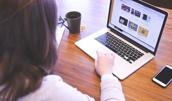 Firmy desperacko szukają wsparcia w internecie