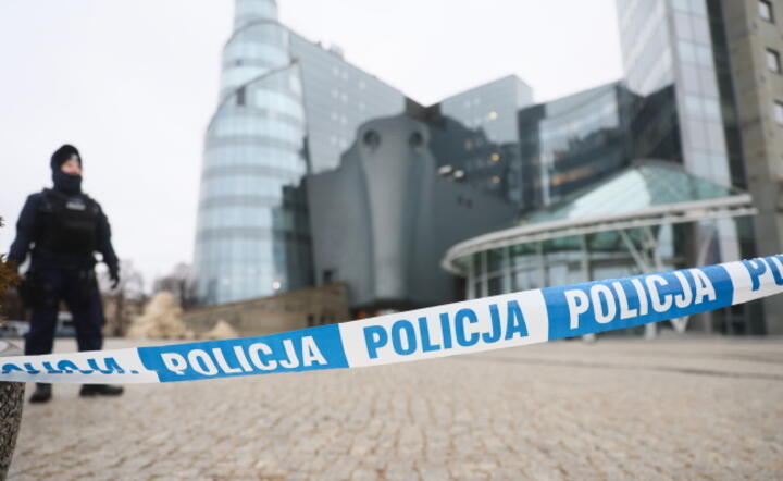 Policja przed siedziba TVP na ul. Woronicza w warszawie / autor: PAP/Leszek Szymański