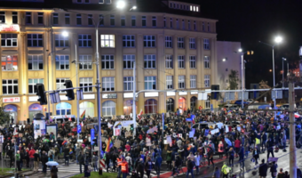 Naukowcy obliczyli, o ile wzrośnie liczba zakażeń po protestach