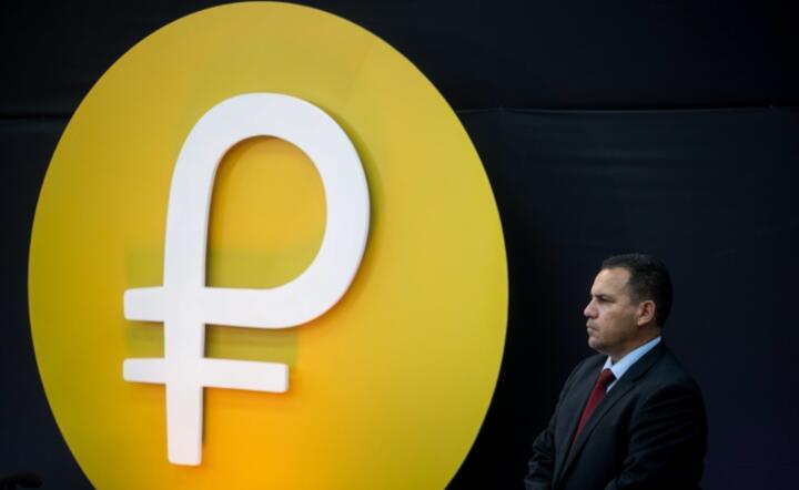 VENEZUELA GOVERNMENT CRYPTOCURRENCY - A security member awaits the arrival of the President of Venezuela Nicolas Maduro / autor: PAP/EPA/MIGUEL GUTIERREZ