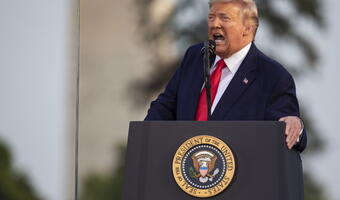 USA: Płoną amerykańskie flagi