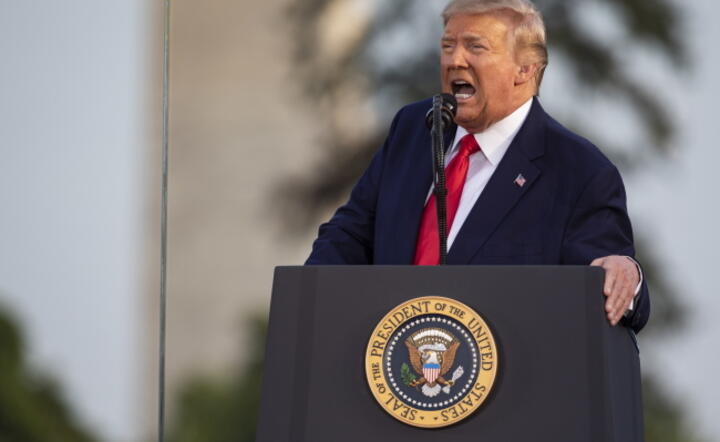 USA: Płoną amerykańskie flagi