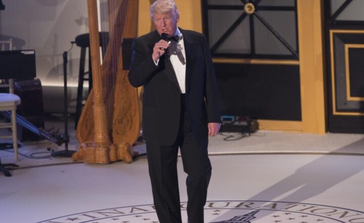 Donald Trump na przyjęciu w przeddzień inauguracji prezydenckiej, fot. PAP/ EPA/CHRIS KLEPONIS