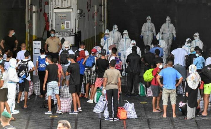 Migranci na Lampedusie  / autor: PAP/EPA/ALESSANDRO DI MEO 